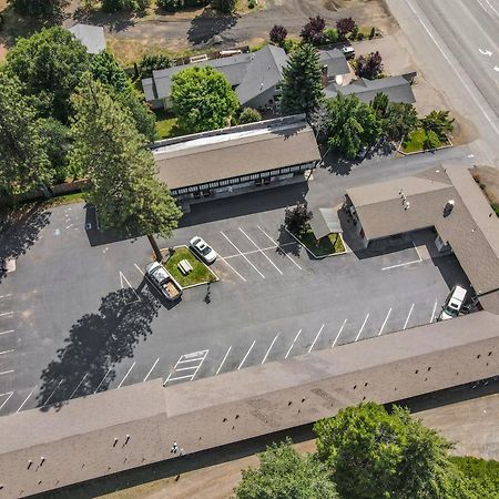Charm Motel & Suites Burney Екстериор снимка