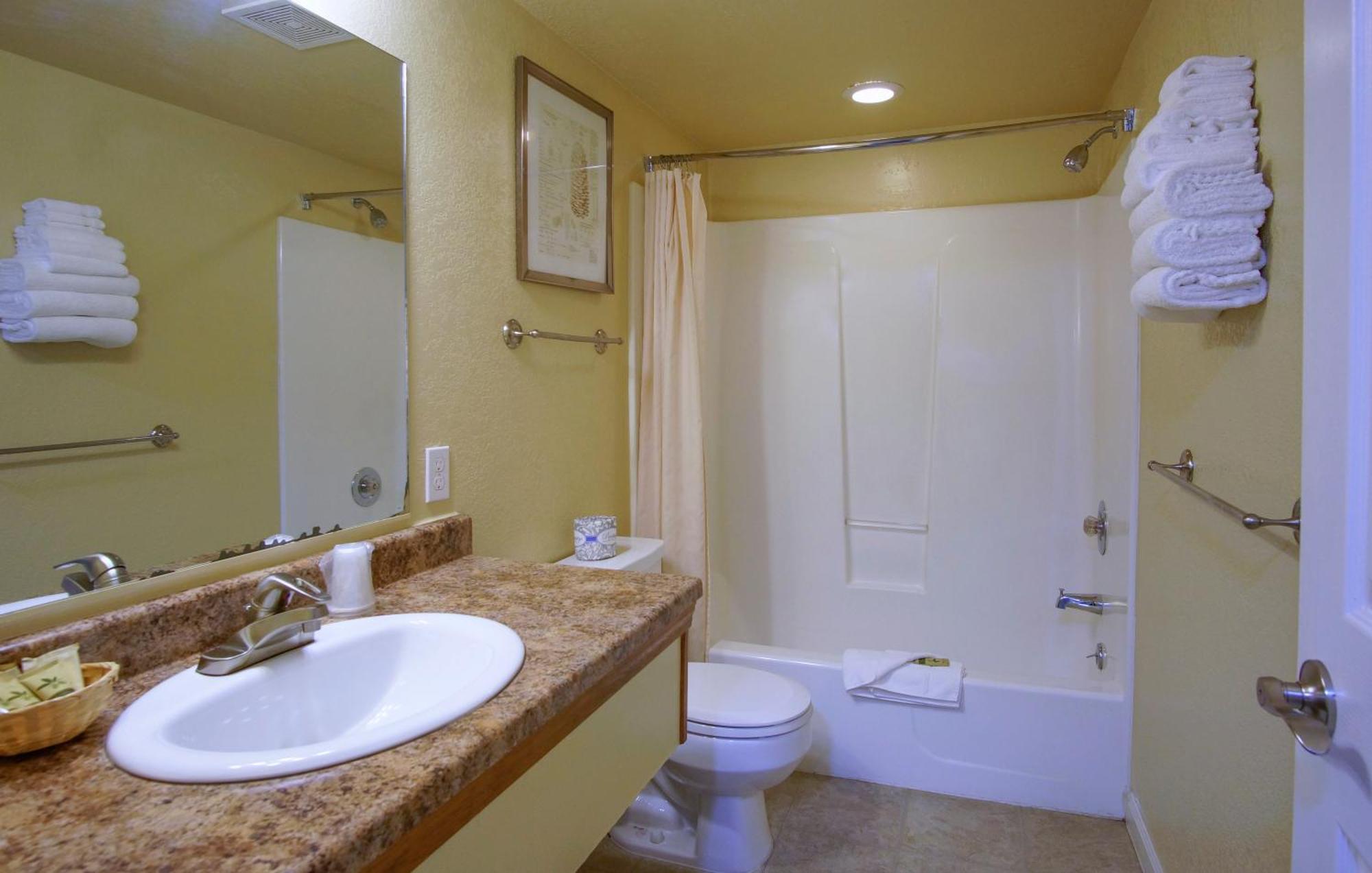 Charm Motel & Suites Burney Екстериор снимка