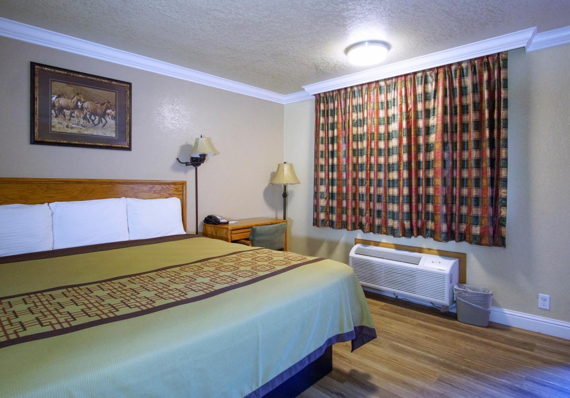 Charm Motel & Suites Burney Екстериор снимка