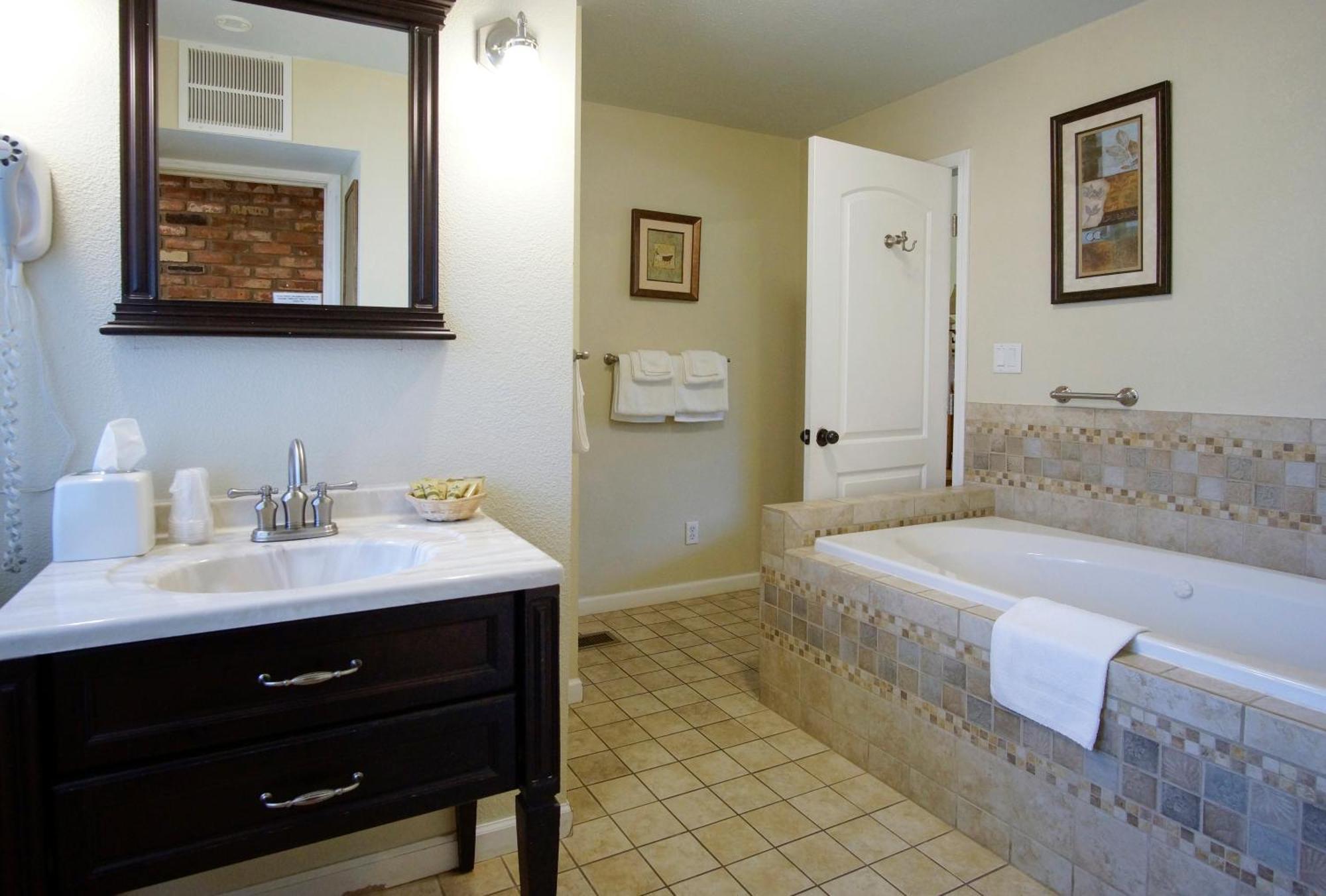 Charm Motel & Suites Burney Екстериор снимка