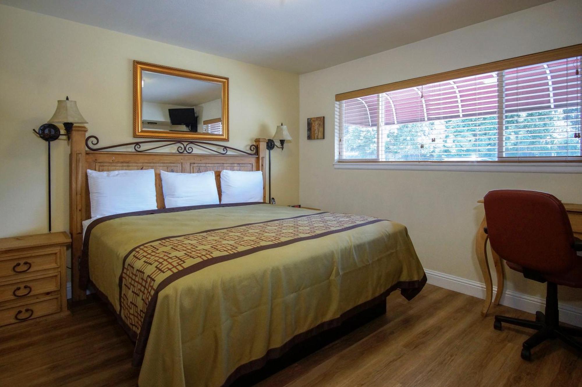Charm Motel & Suites Burney Екстериор снимка
