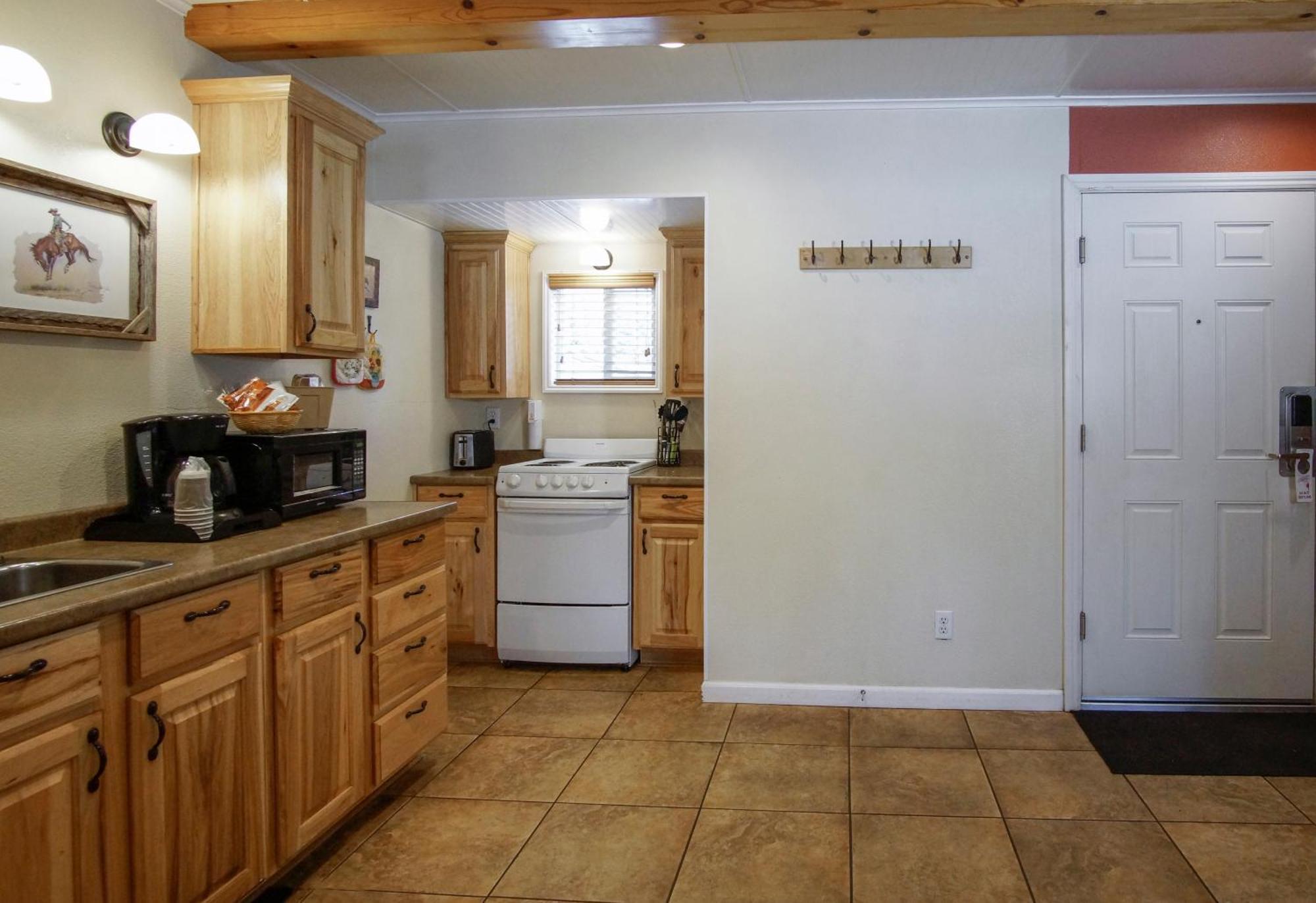 Charm Motel & Suites Burney Екстериор снимка