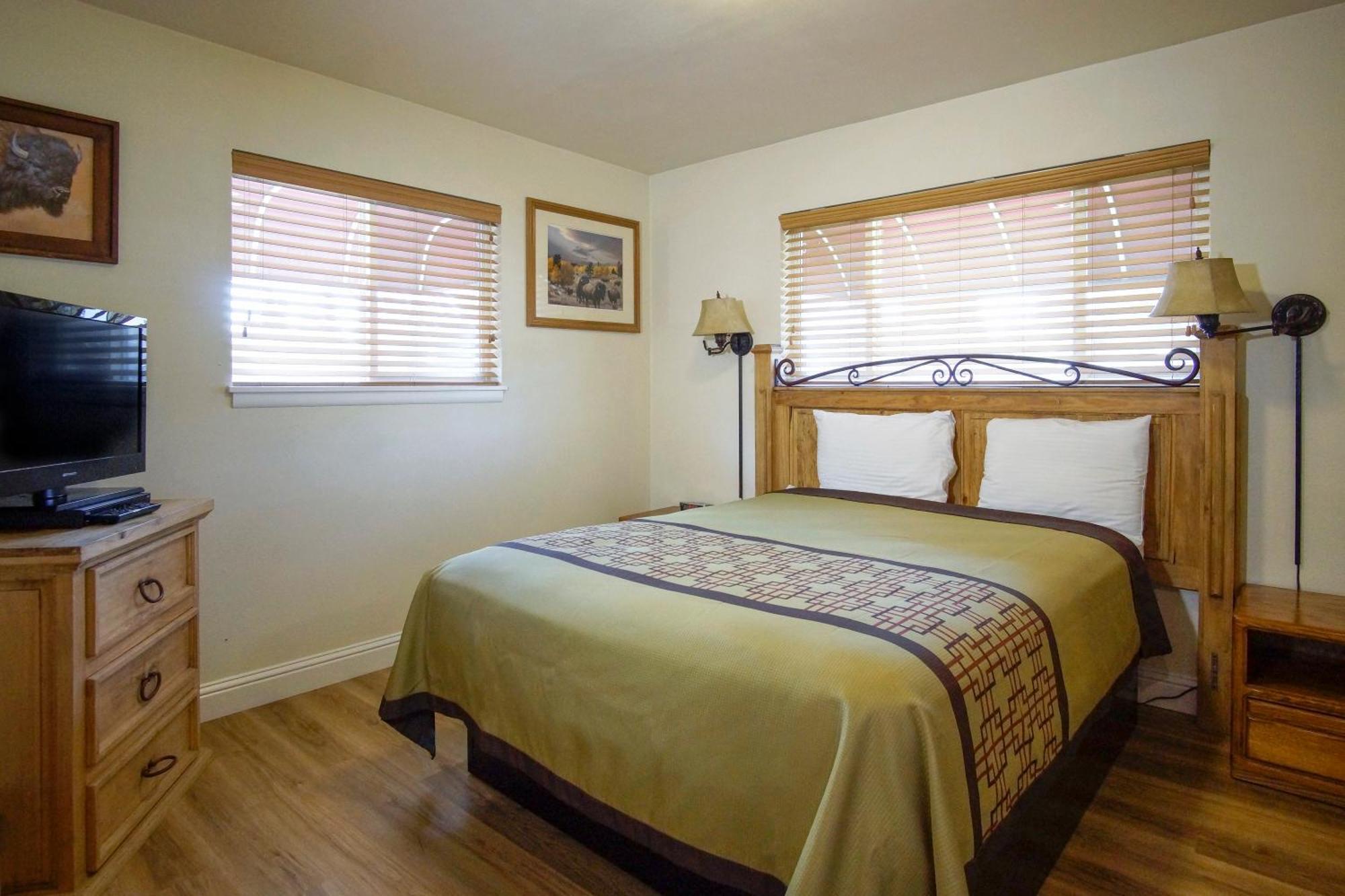Charm Motel & Suites Burney Екстериор снимка