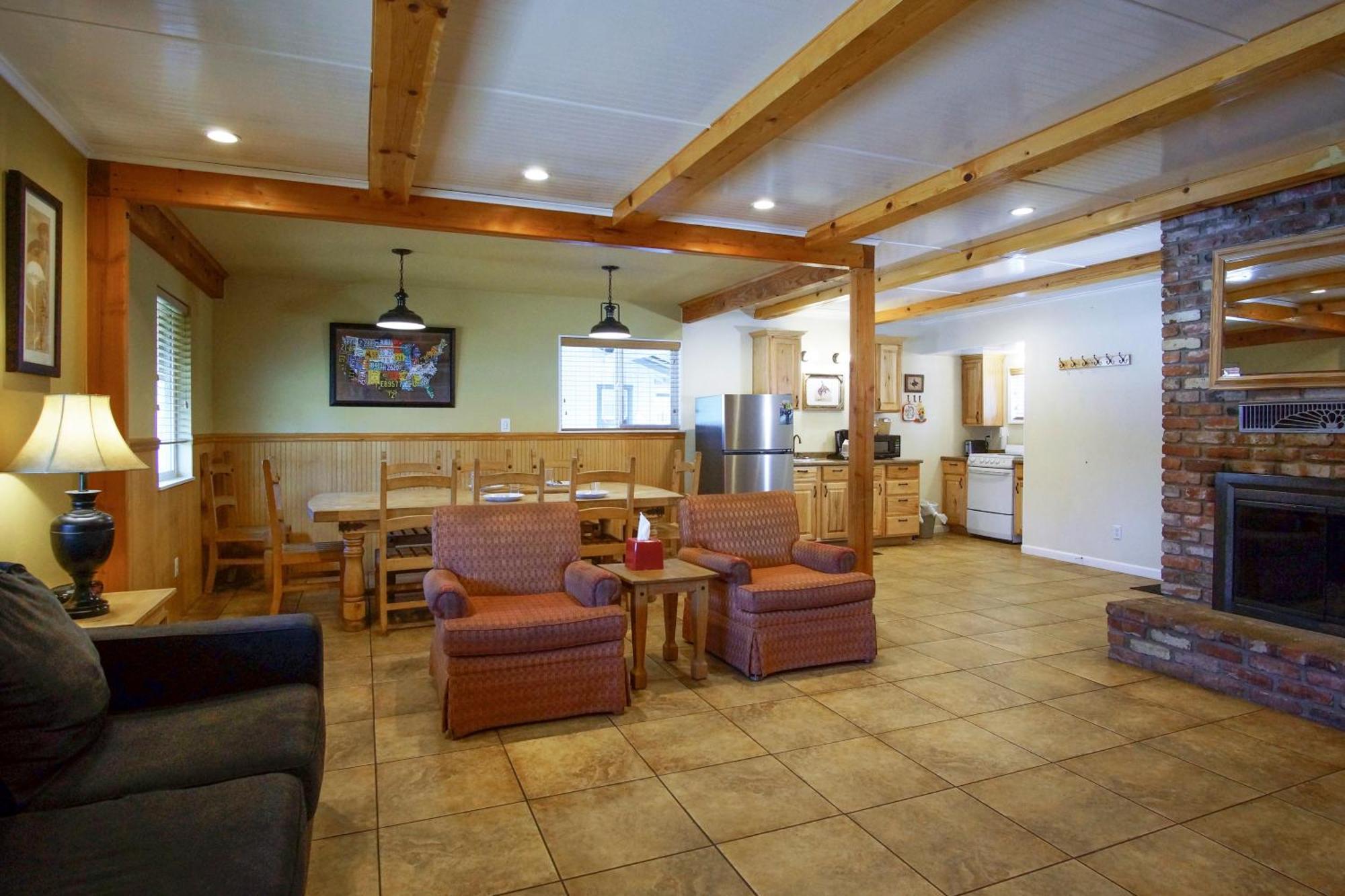 Charm Motel & Suites Burney Екстериор снимка