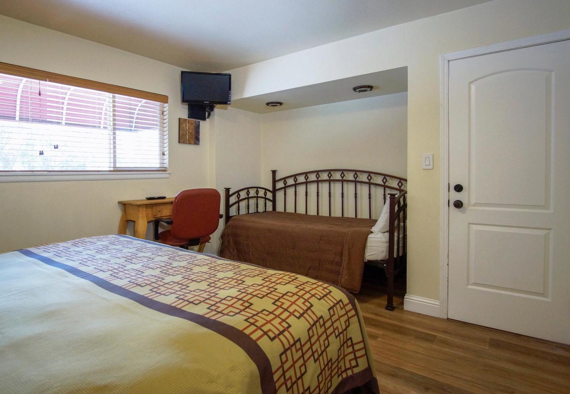 Charm Motel & Suites Burney Екстериор снимка