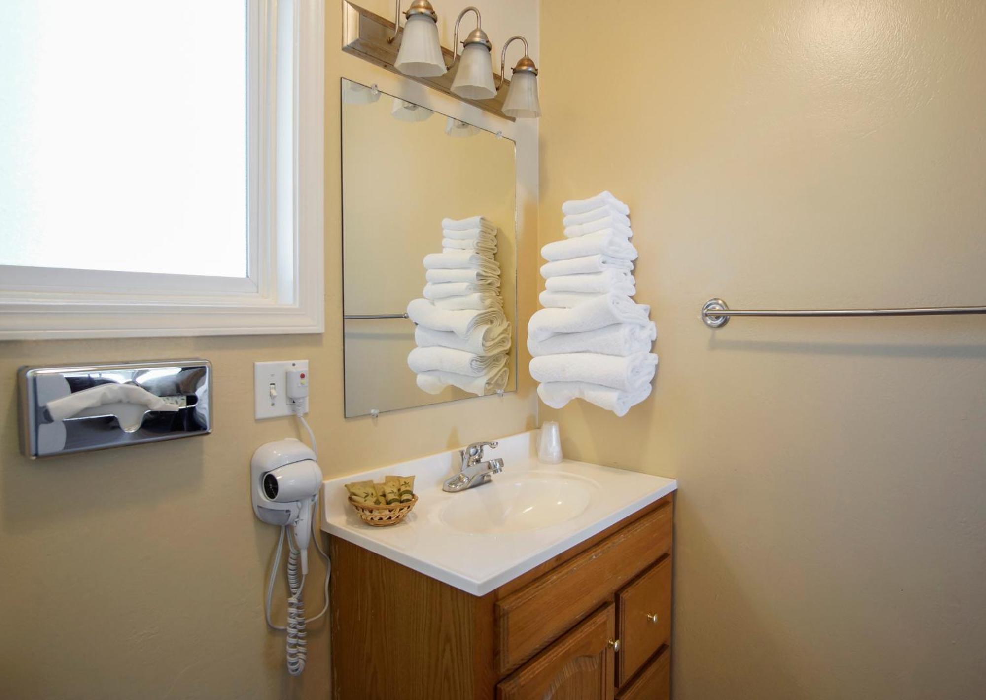 Charm Motel & Suites Burney Екстериор снимка