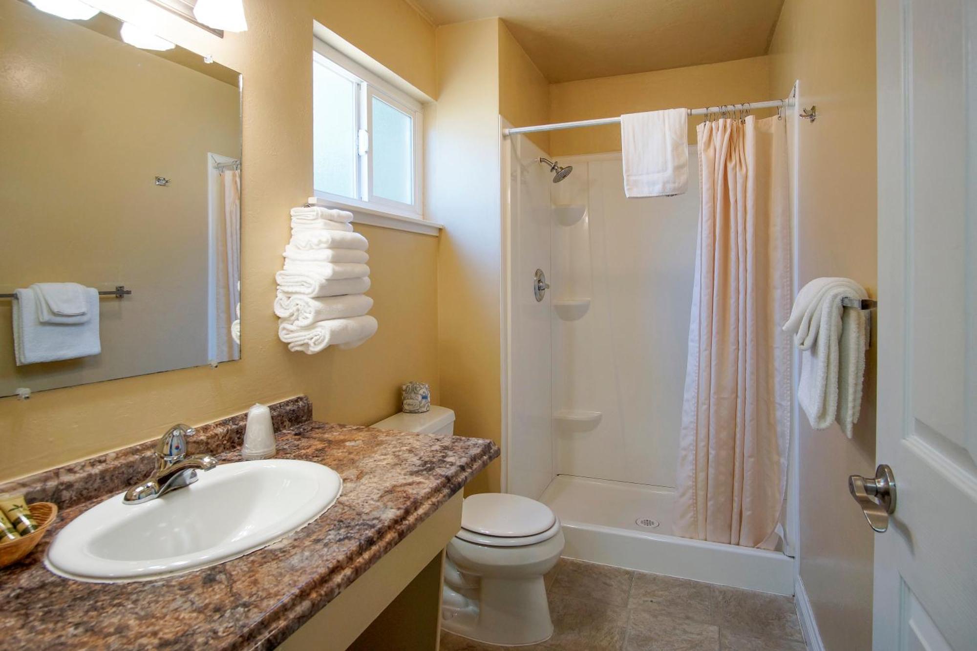 Charm Motel & Suites Burney Екстериор снимка