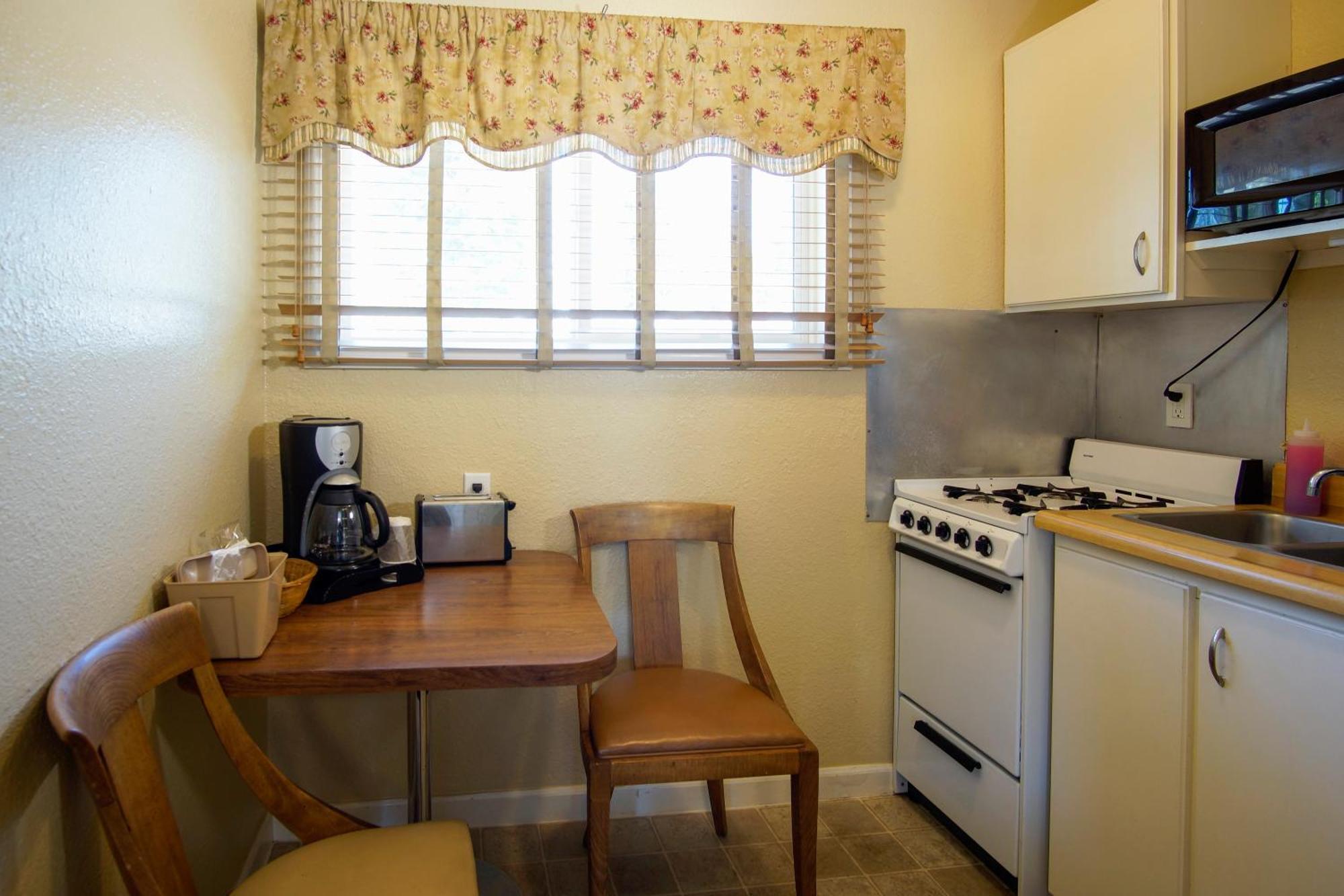 Charm Motel & Suites Burney Екстериор снимка