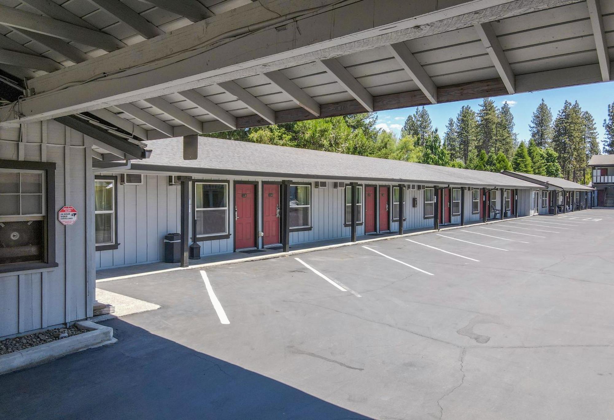 Charm Motel & Suites Burney Екстериор снимка