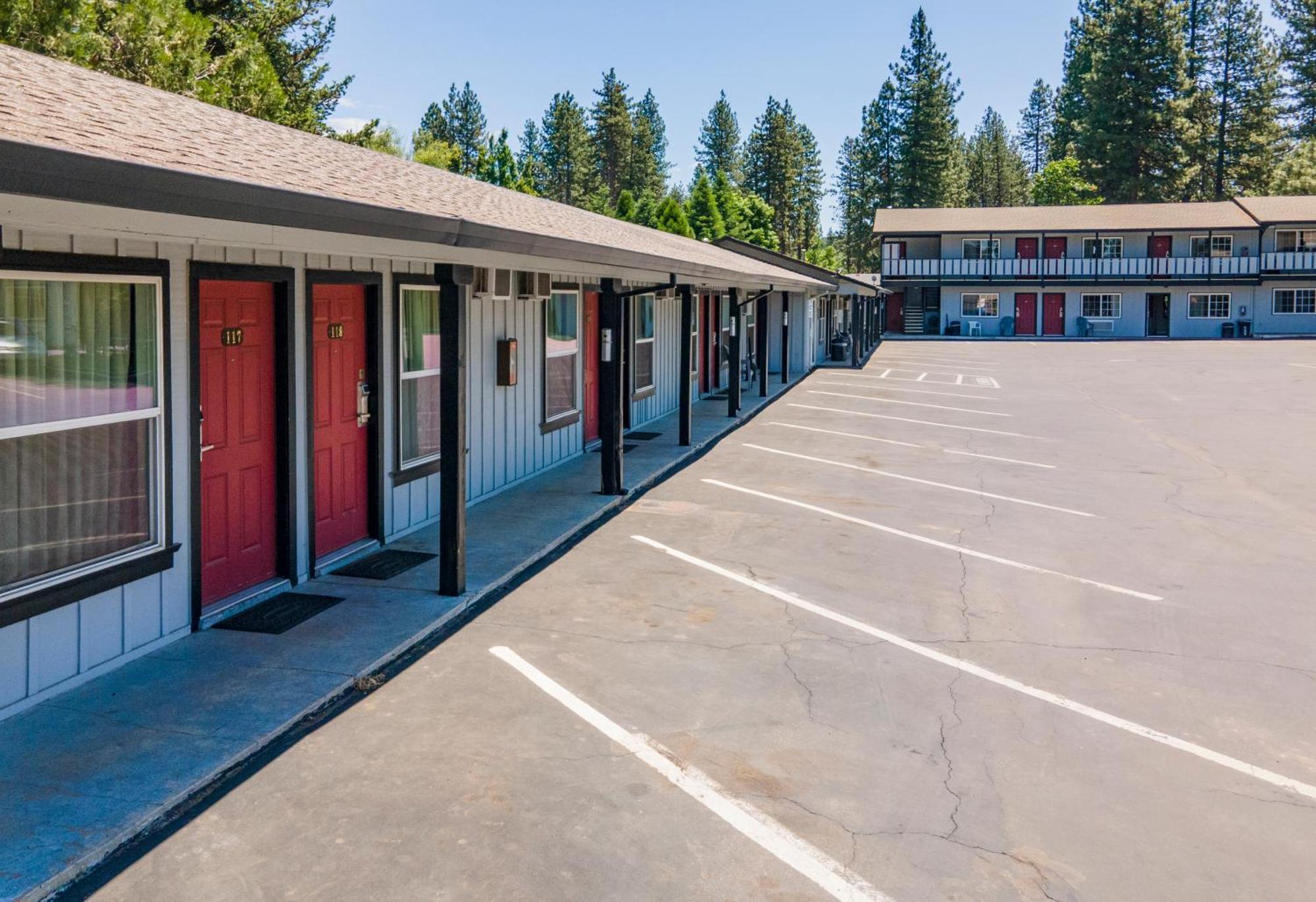 Charm Motel & Suites Burney Екстериор снимка