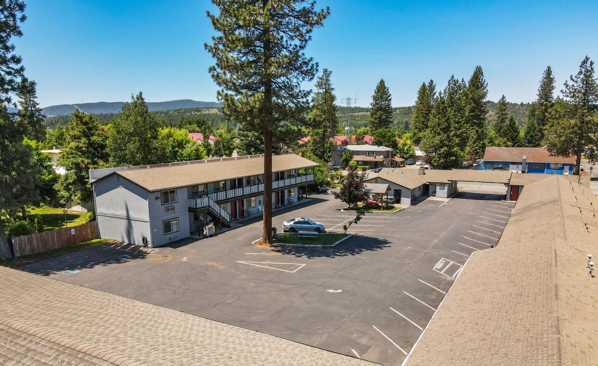 Charm Motel & Suites Burney Екстериор снимка
