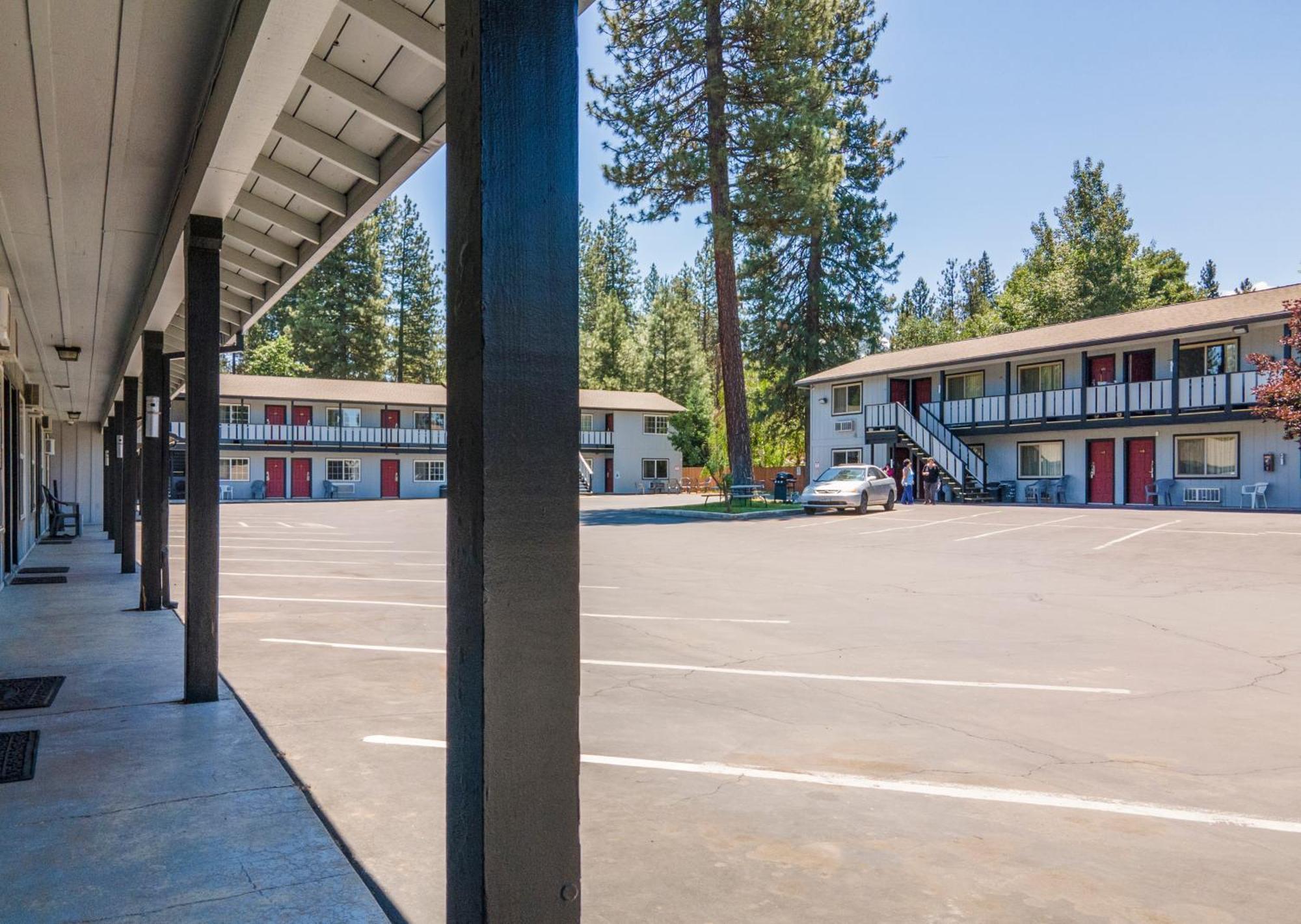 Charm Motel & Suites Burney Екстериор снимка