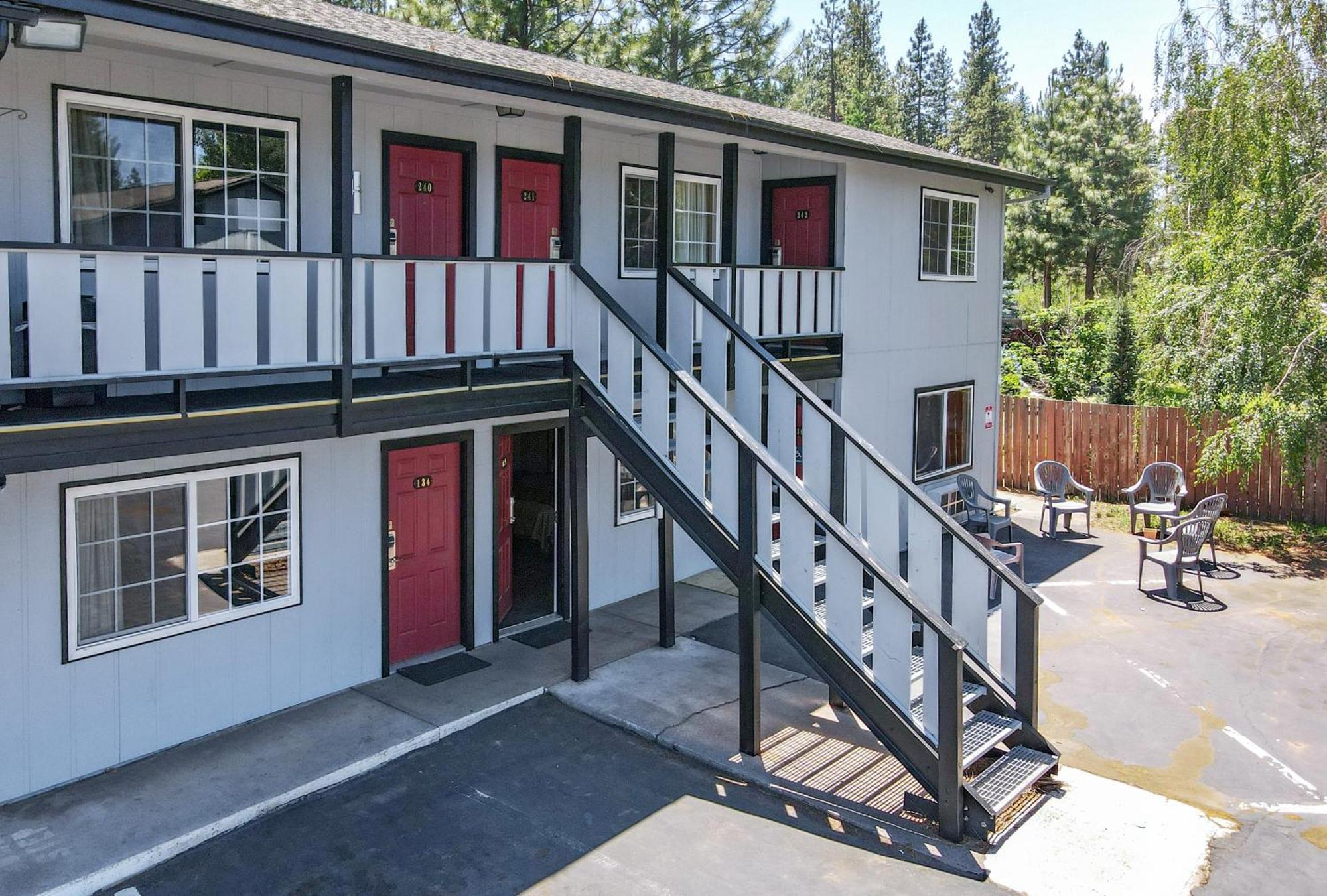 Charm Motel & Suites Burney Екстериор снимка