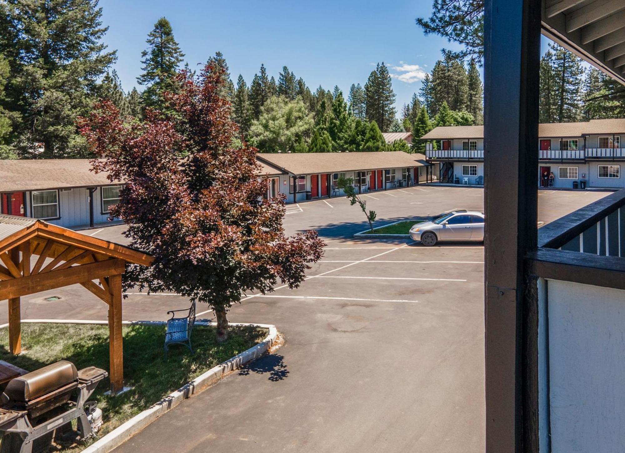 Charm Motel & Suites Burney Екстериор снимка