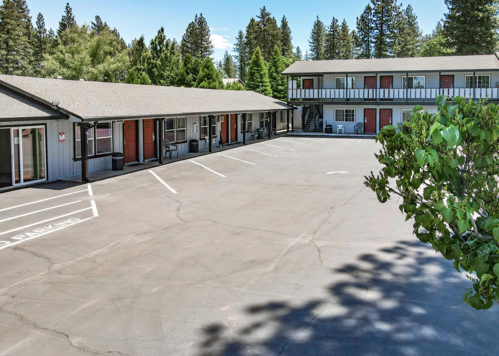 Charm Motel & Suites Burney Екстериор снимка