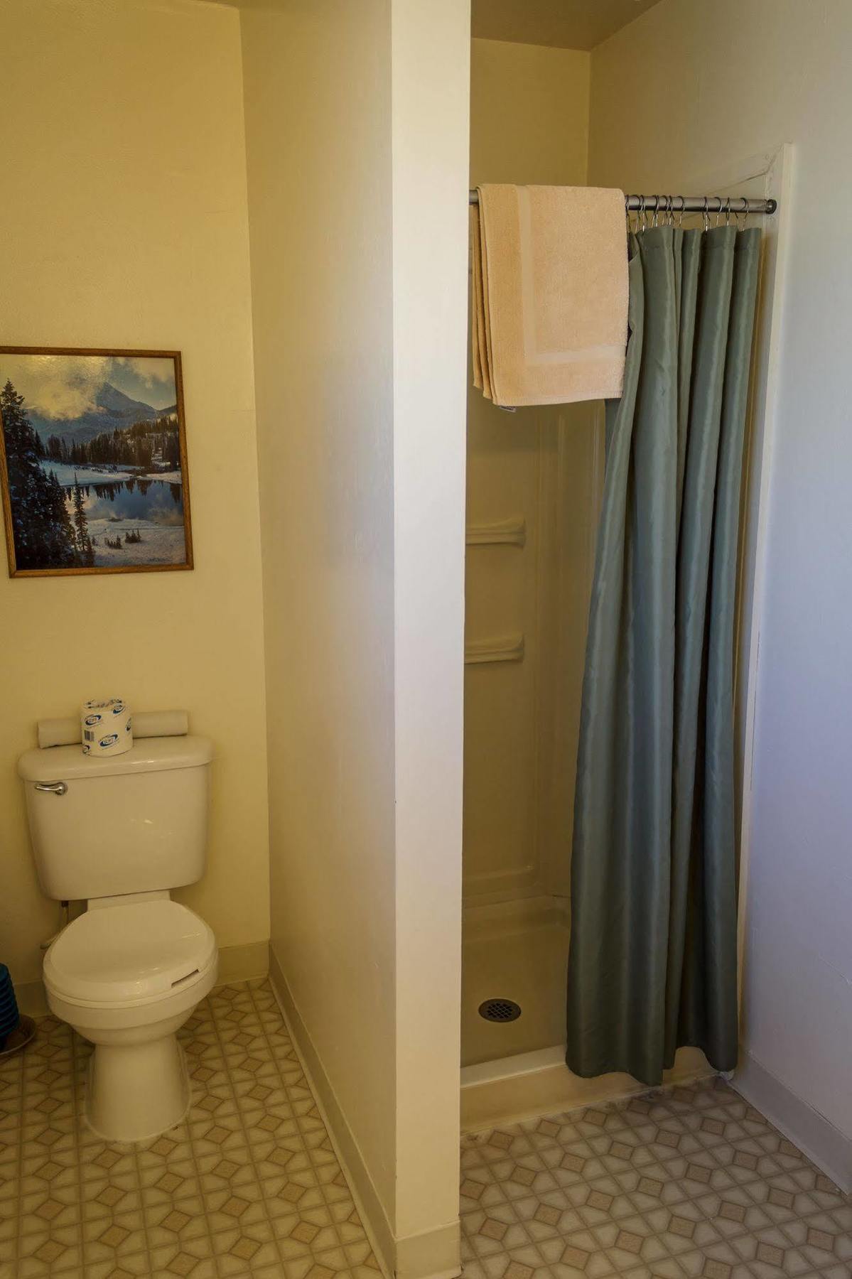 Charm Motel & Suites Burney Екстериор снимка