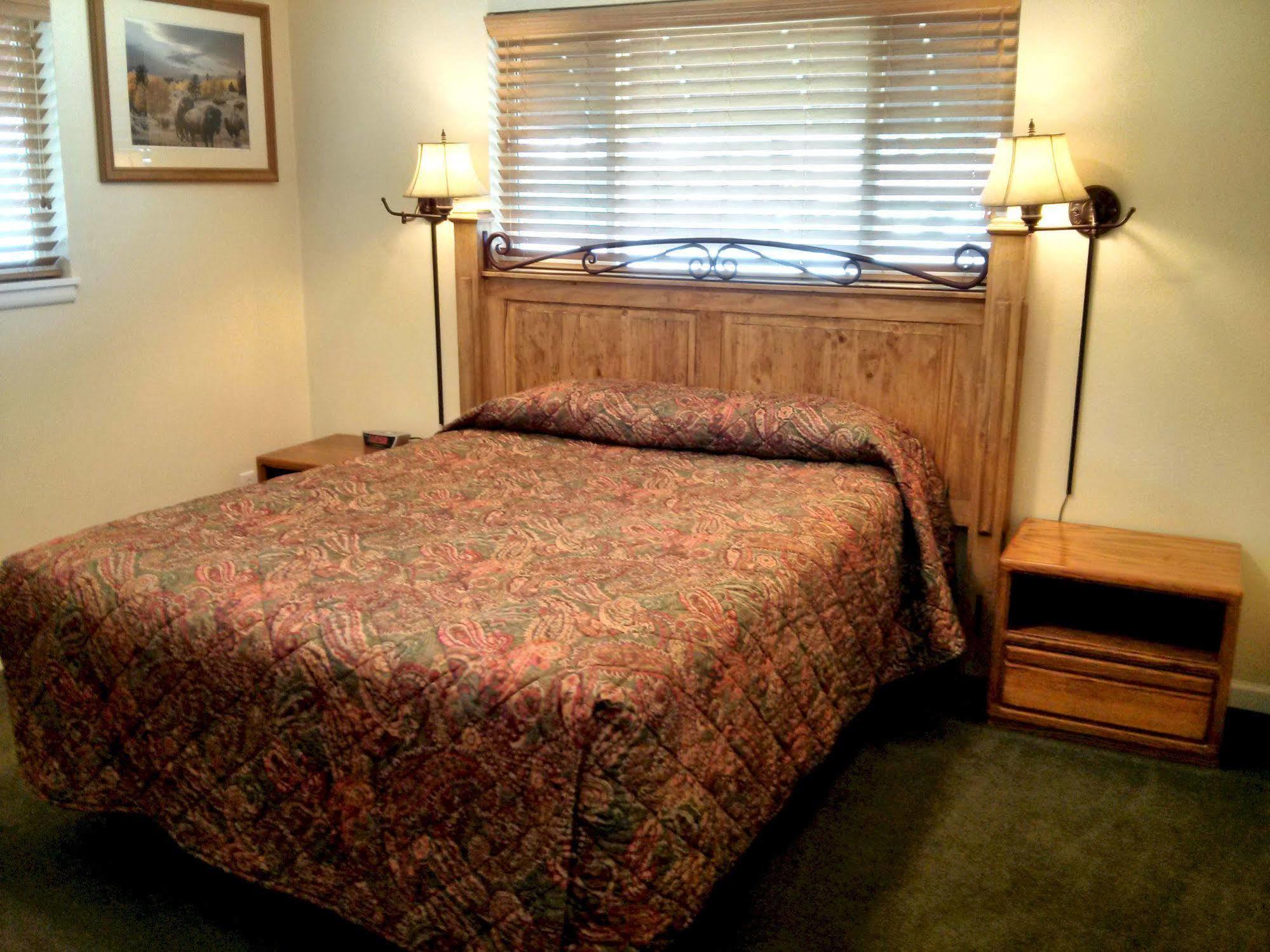 Charm Motel & Suites Burney Екстериор снимка