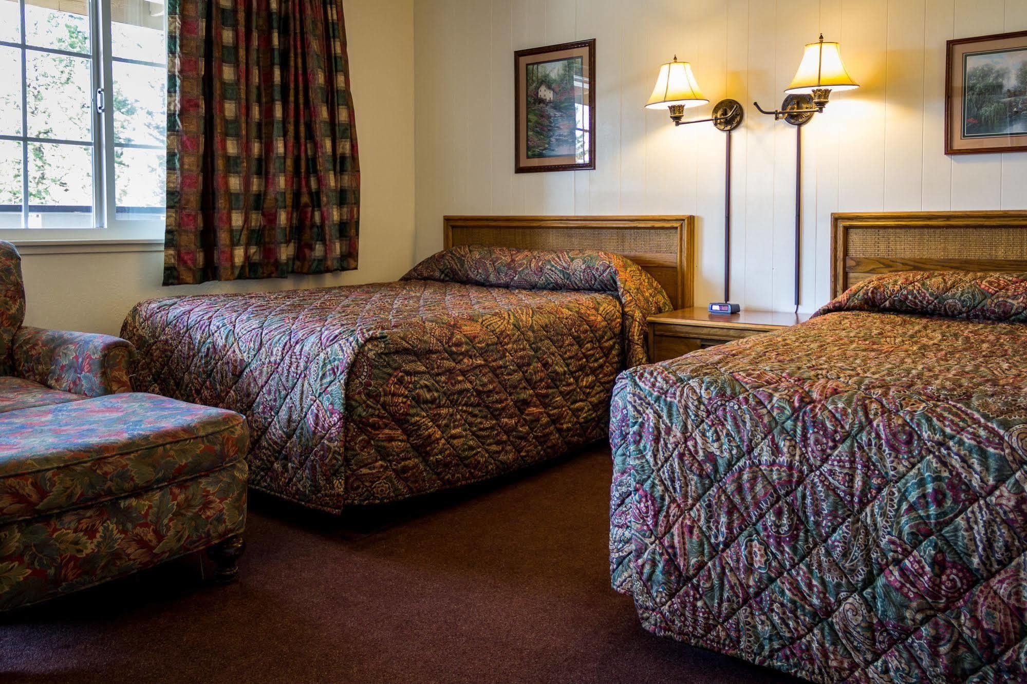 Charm Motel & Suites Burney Екстериор снимка