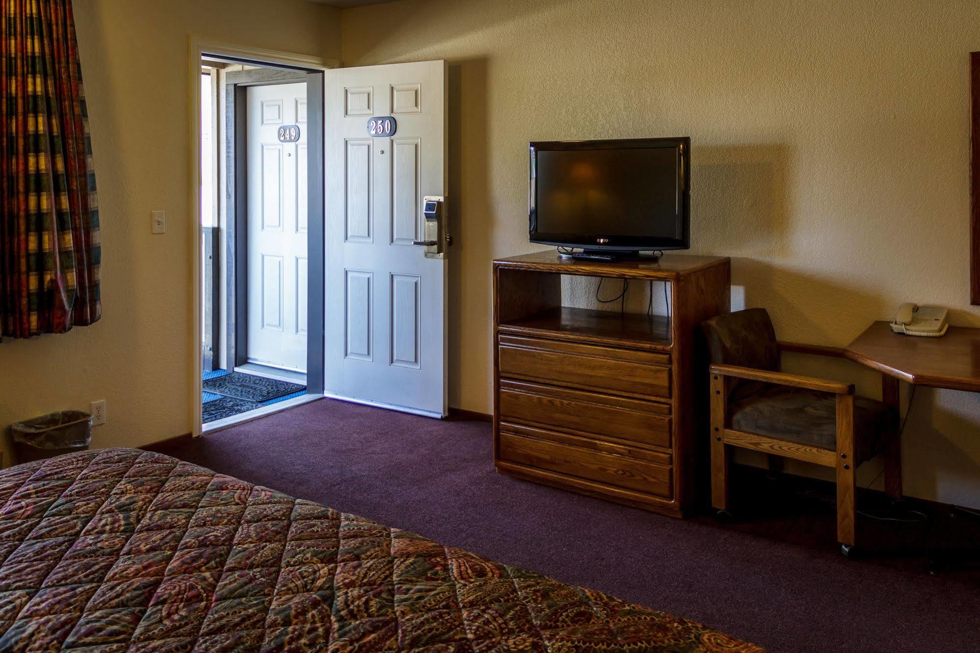 Charm Motel & Suites Burney Екстериор снимка