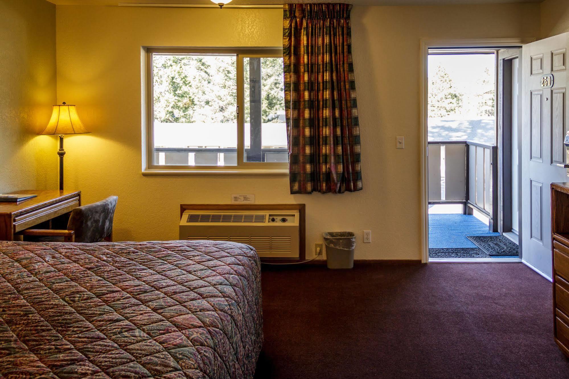 Charm Motel & Suites Burney Екстериор снимка