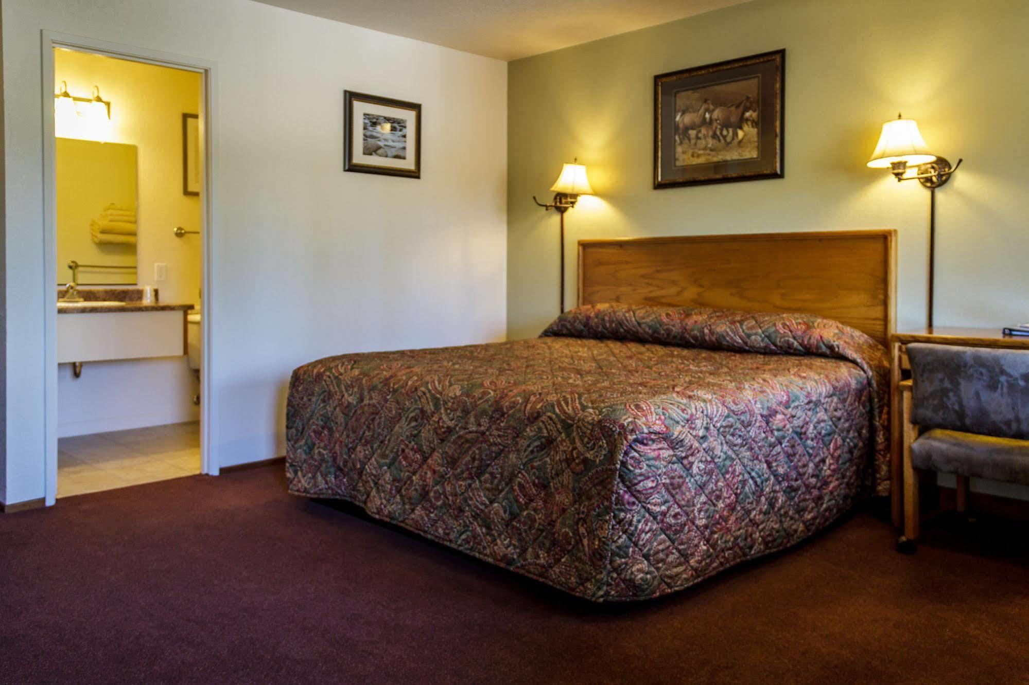 Charm Motel & Suites Burney Екстериор снимка