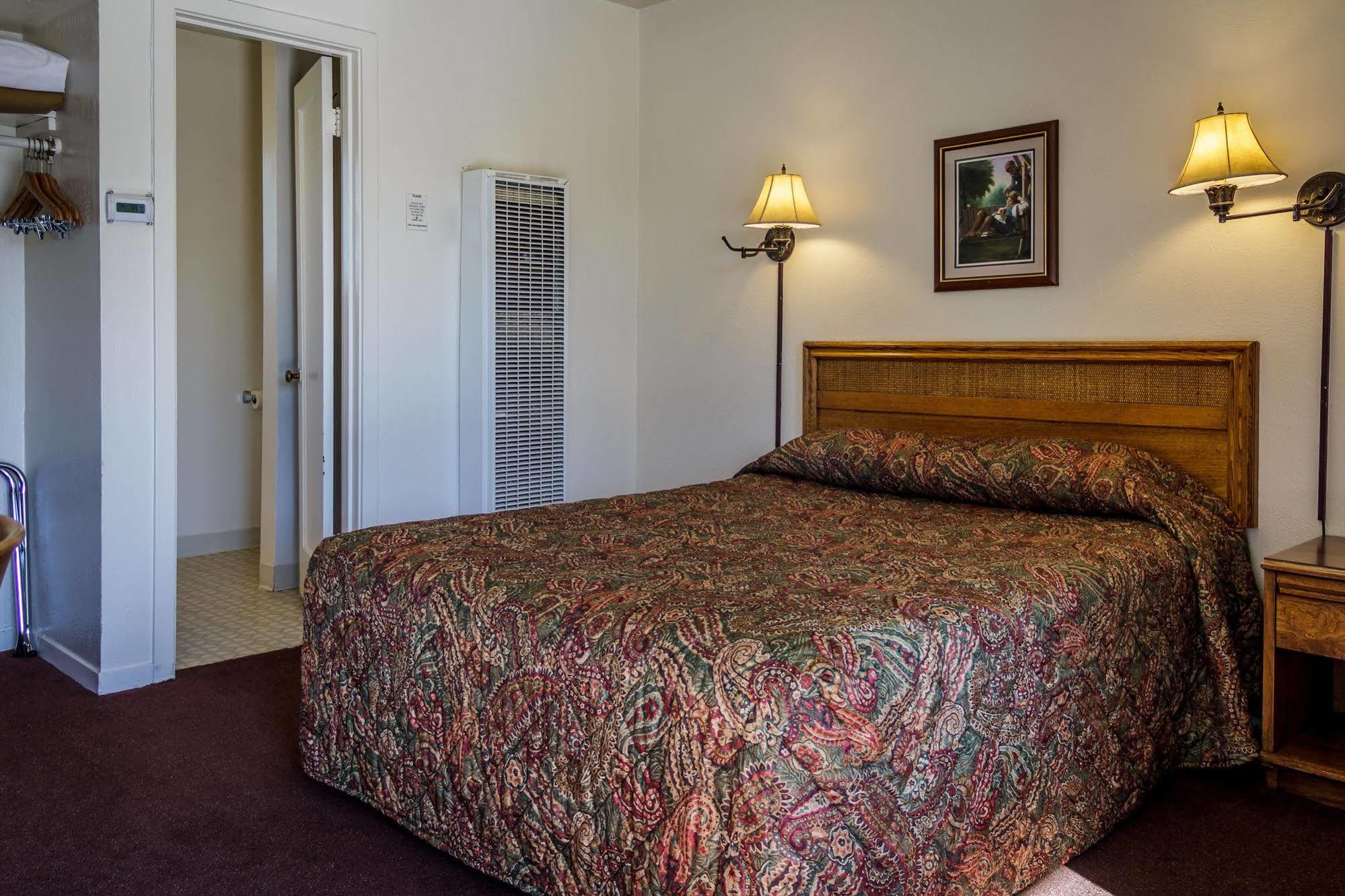 Charm Motel & Suites Burney Екстериор снимка