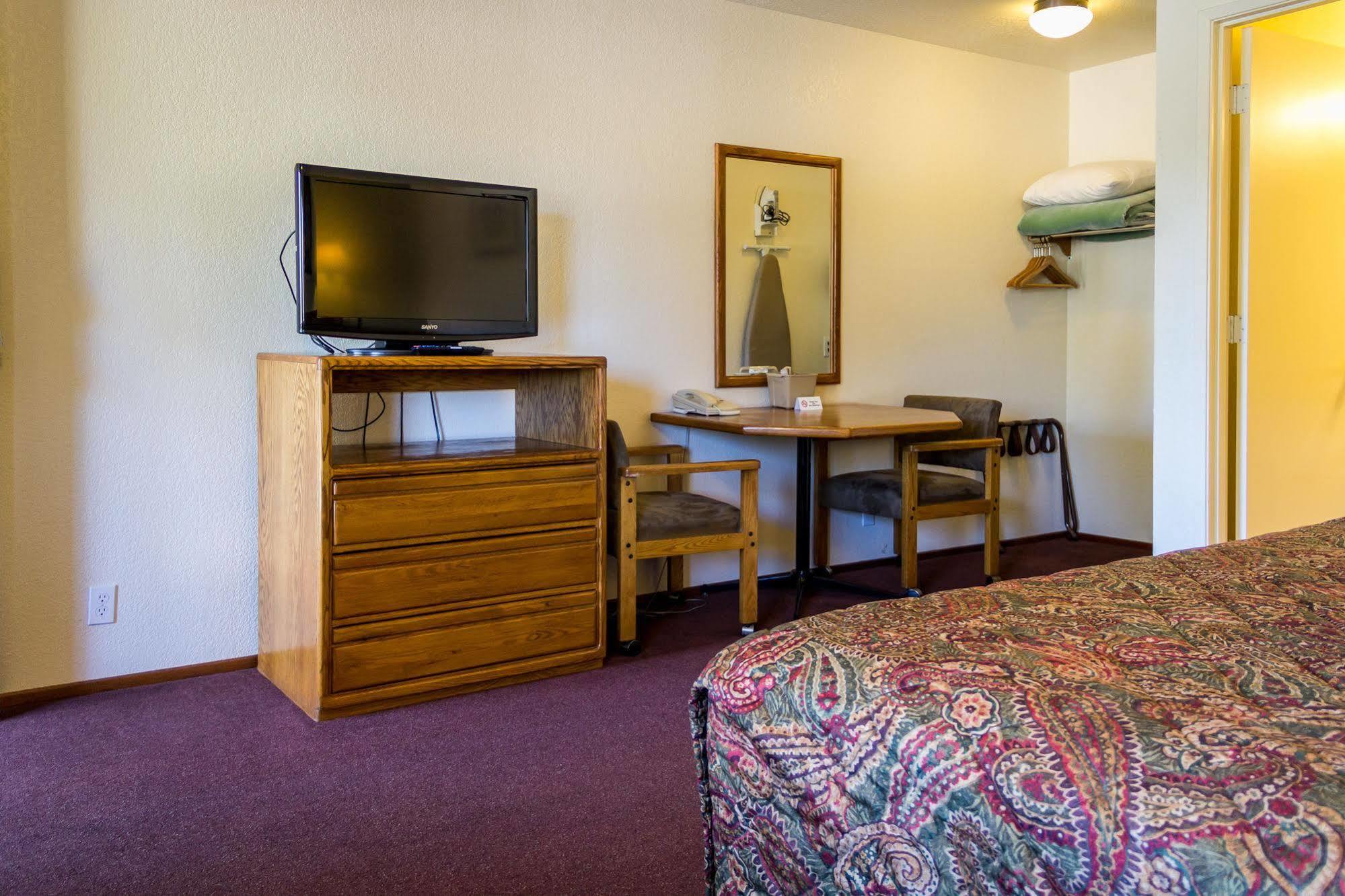Charm Motel & Suites Burney Екстериор снимка